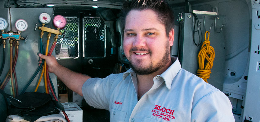 HVAC technician repairing an air condiontioner unit